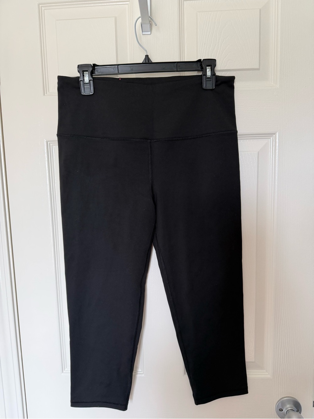 Victoria's Secret Black Knockout Capri Leggings, size large